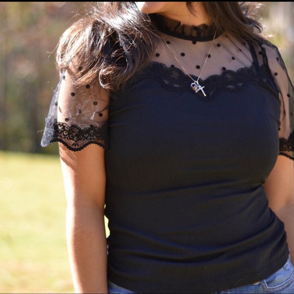 BLACK LACE SLEEVE TOP